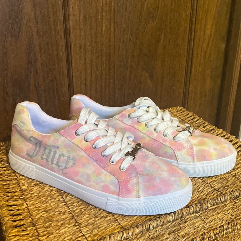Juicy Couture Women's Clarity Pastel Tie Dye Comfortable Slip On Sneaker Sz 10M